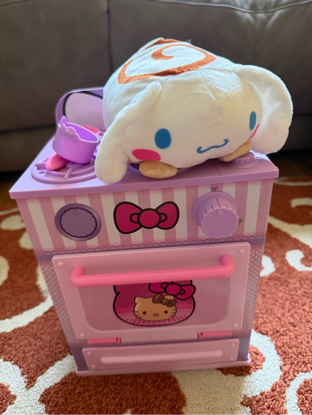 Cookeez Makery Sanrio Hello Kitty Pink Toy Oven with White Cinnamoroll Plush